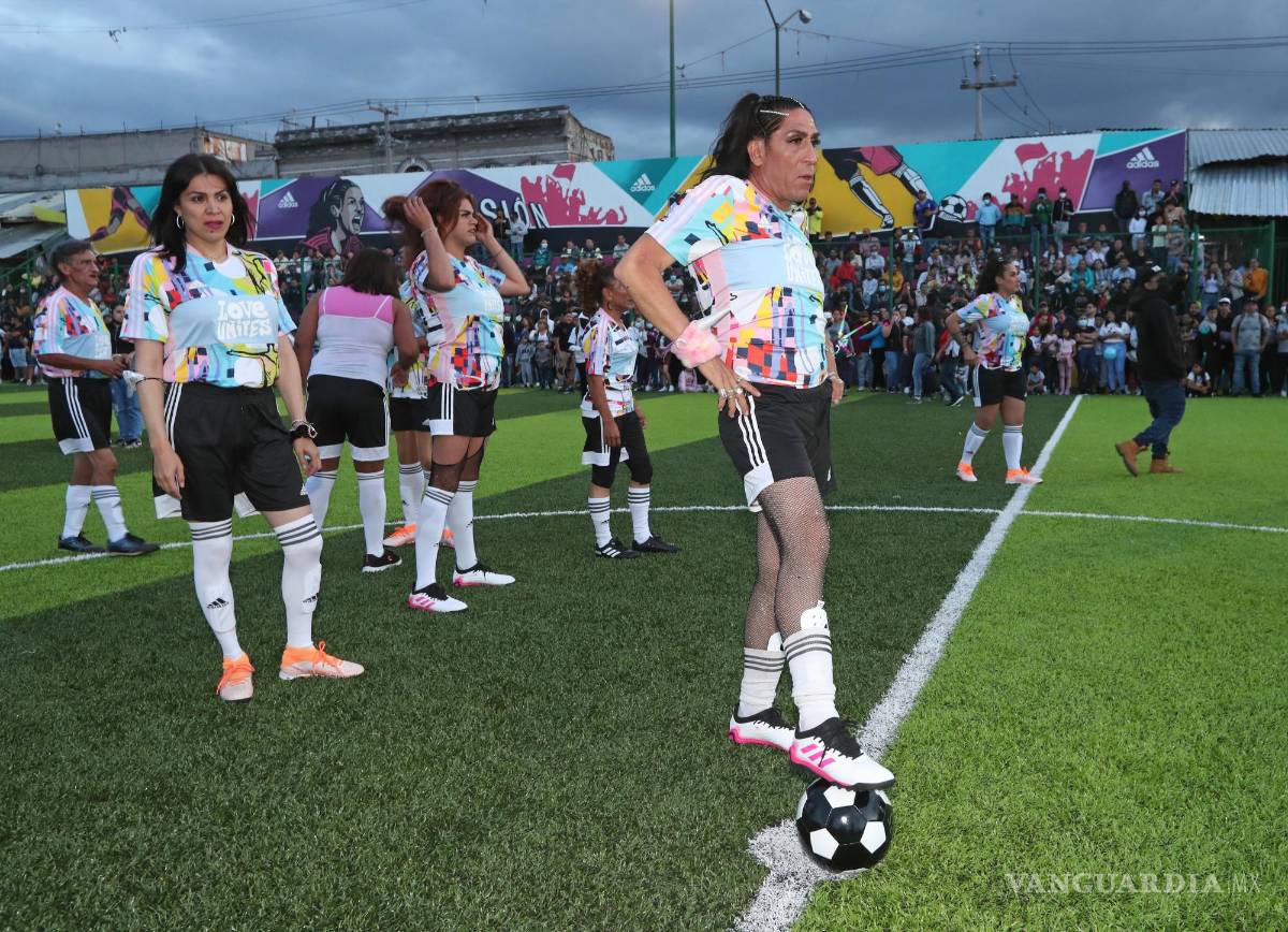 $!Miembros del equipo de fútbol Las Gardenias juegan un partido de exhibición para conmemorar al Santo Patrón San Francisco de Asis, en el barrio de Tepito, en la Ciudad de México. EFE/Mario Guzmán