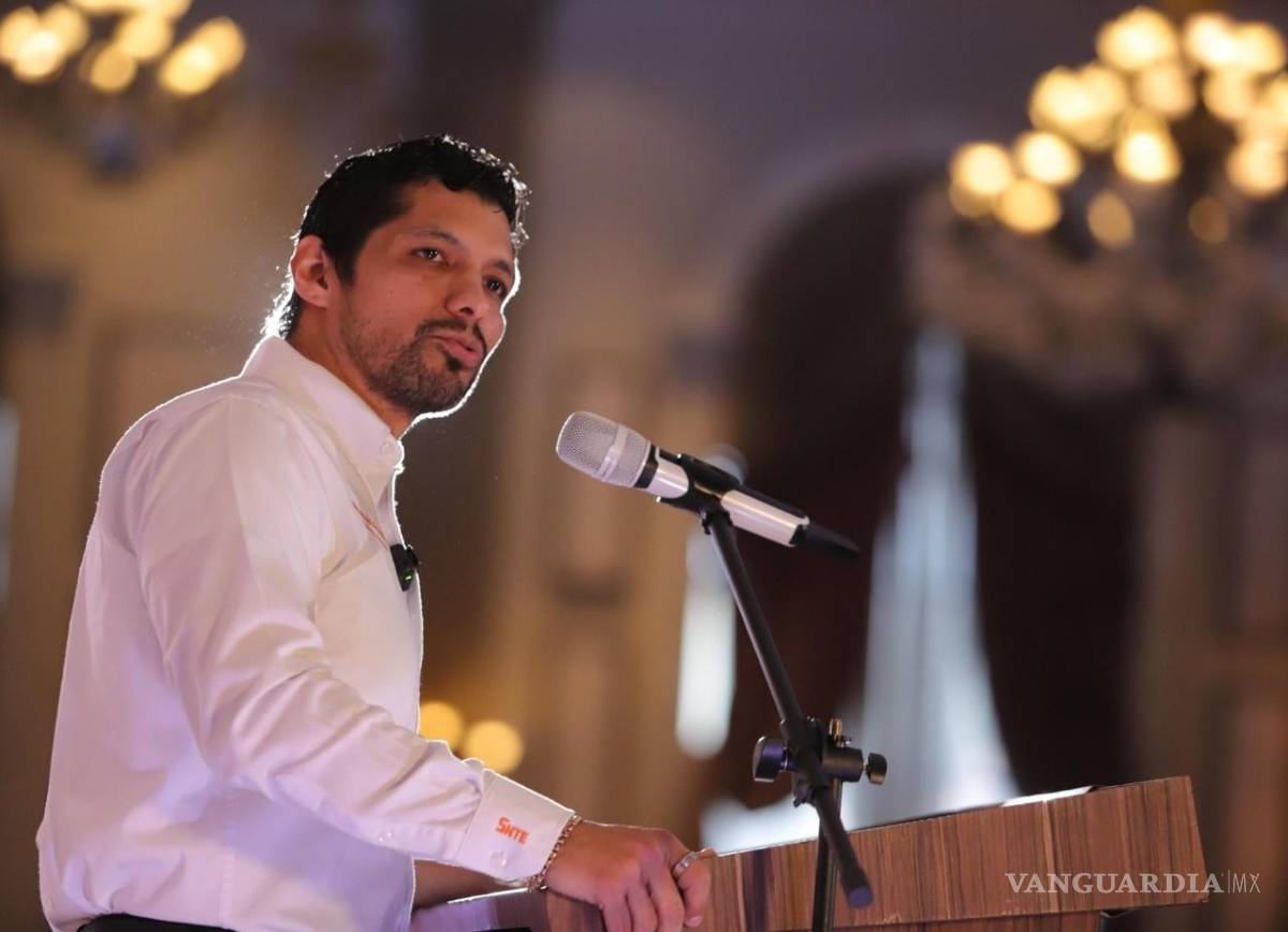 $!Juan José Gutiérrez Reynosa, dirigente sindical del SNTE Sección 50. Observen las siglas en el puño derecho de su camisa, su esclava y anillo.