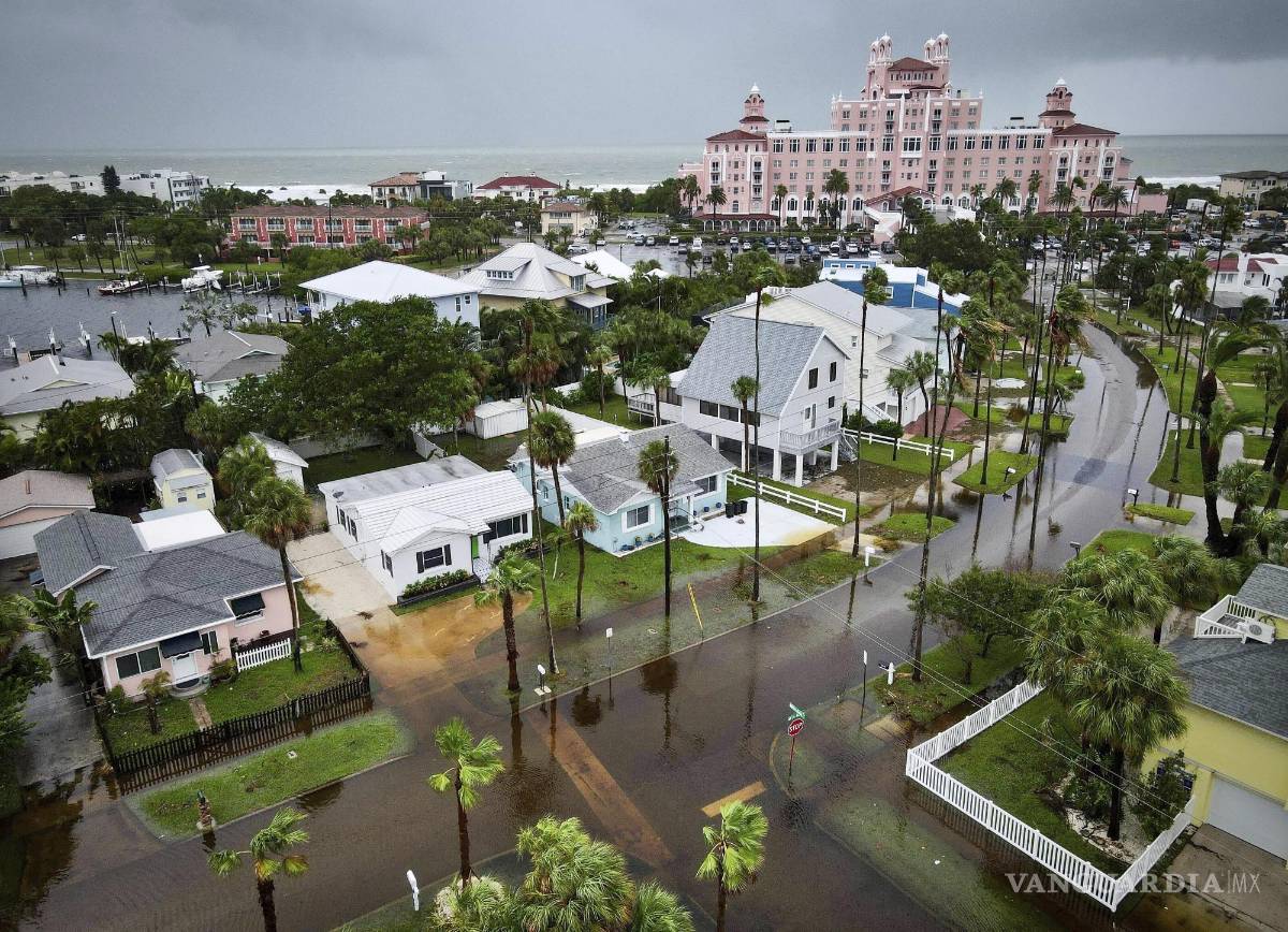 $!Inundaciones cerca de casas mientras en St. Pete Beach, Florida, mientras el huracán Debby pasa el área de la Bahía de Tampa en alta mar.