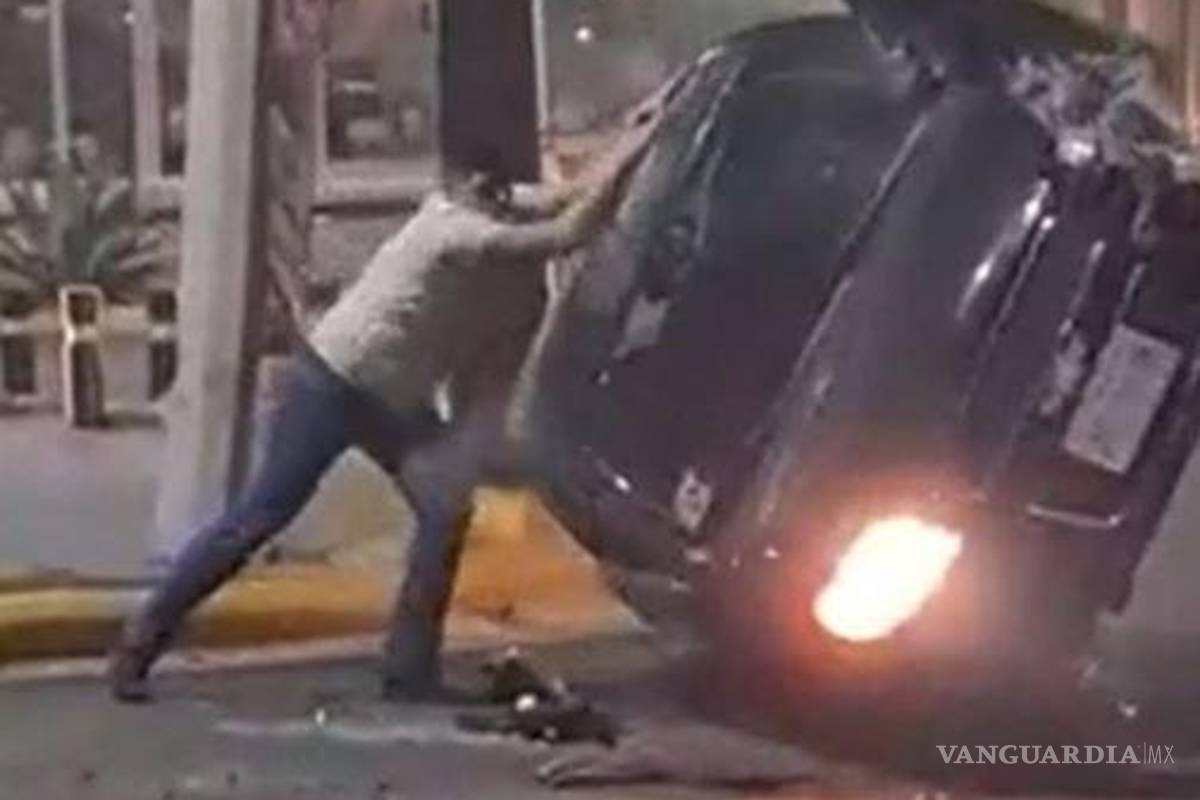 El increíble momento en que un joven volteó con sus manos su automóvil recién chocado en Nuevo León (video)