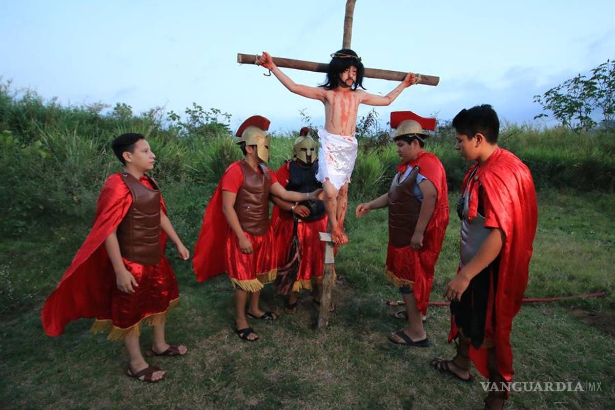 Viacrucis infantil pide el fin de la pandemia y los feminicidios en México