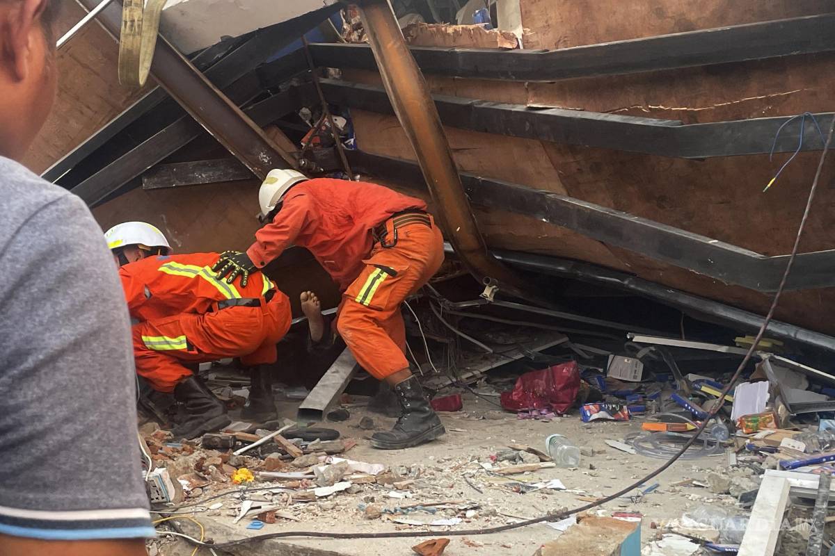 $!Rescatistas trabajan para recuperar un cuerpo de los escombros en el mercado de ThaPyayGone luego de un terremoto, en Naypyidaw, Myanmar, el 28 de marzo de 2025.