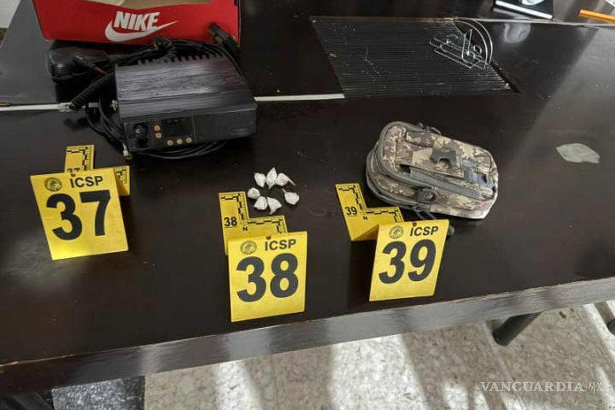 Catean casa de Monterrey por homicidio y encuentran armas