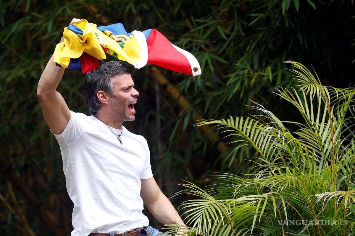 Leopoldo López llama a seguir la “lucha” en la calle tras salir de la cárcel