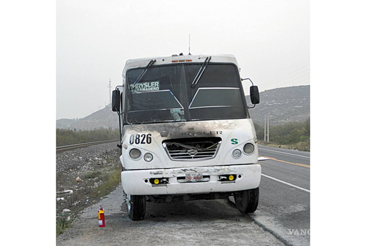 Arde camión de personal en Saltillo; conductor reacciona a tiempo