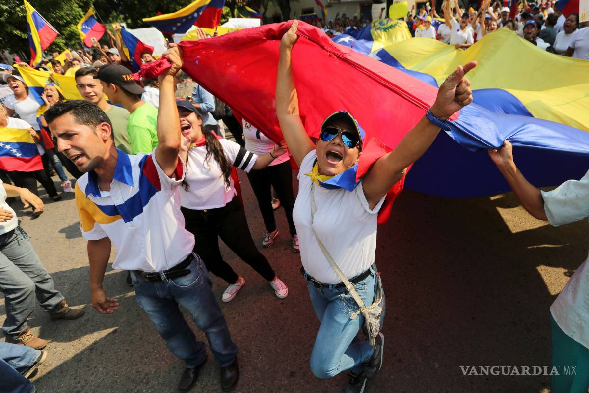 Exigen a Maduro dejar ingresar ayuda varada