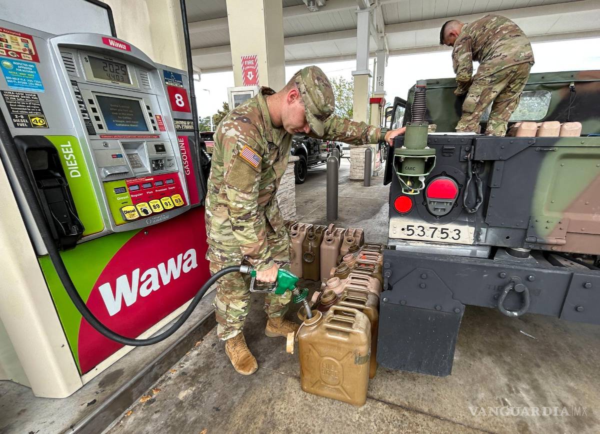$!Miembros de la Guardia Nacional, que pidieron no ser identificados, llenan bidones de gasolina en una gasolinera de Wawa en Pinellas Park, Florida.