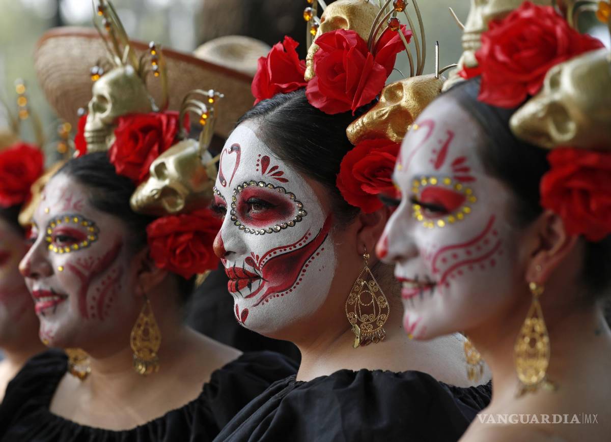 $!Mujeres participan en un desfile de catrinas en Ciudad de México (México).