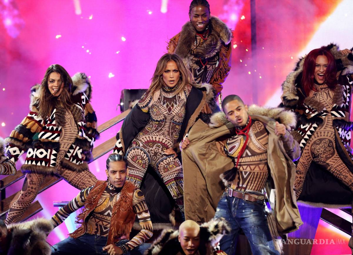 $!Jennifer López impacta en los ‘American Music Awards’ con sensual baile