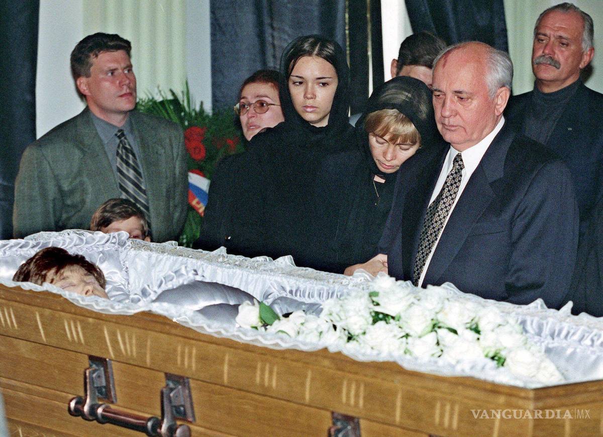 $!Mikhail Gorbachev con su hija Irina y su nieta Krenia ante el ataúd con el cuerpo de Raisa Gorbachev en el Fondo de Cultura de Rusia el 22 de septiembre de 1999.