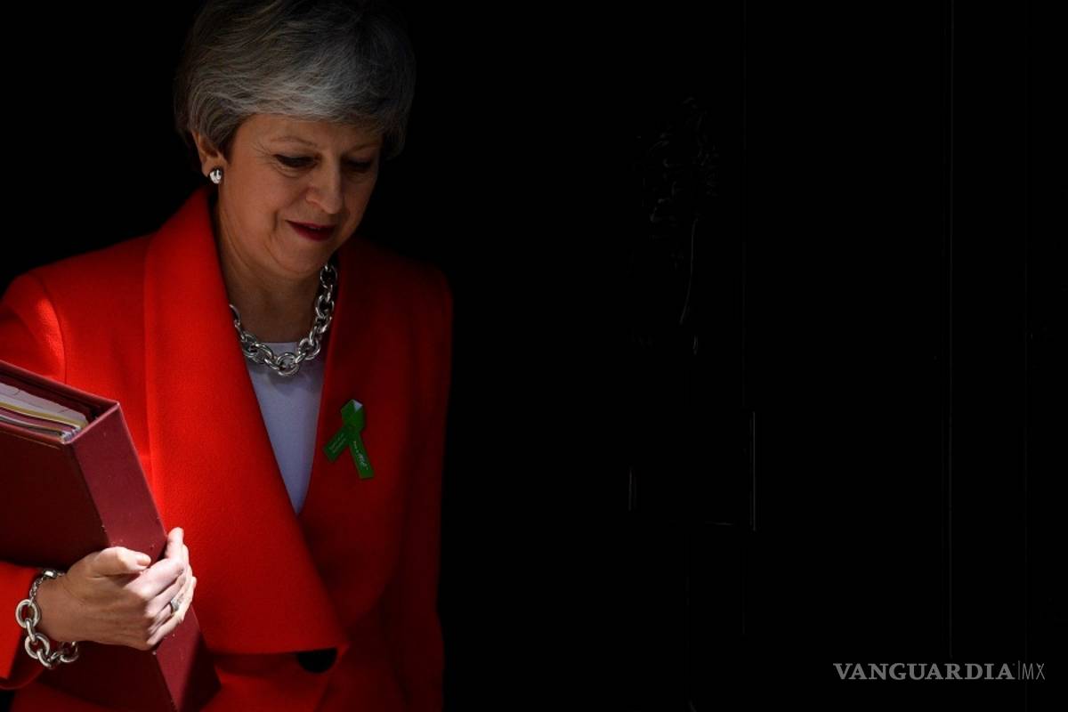 May se reúne con los diputados que le exigen su dimisión