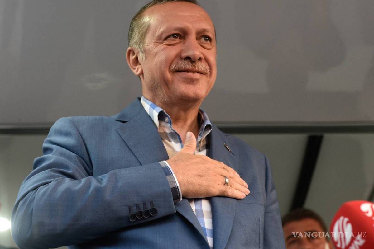 Erdogan, el enemigo de Twitter, usa las redes sociales para salvarse