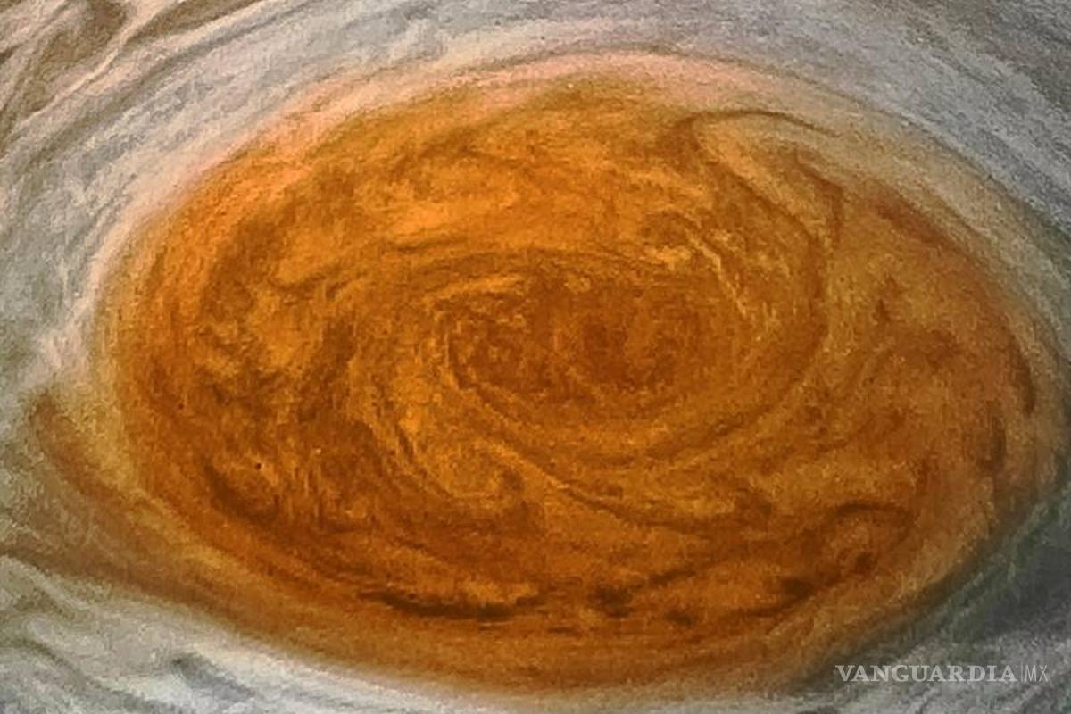 Sonda espacial revela la belleza de una tormenta en Júpiter
