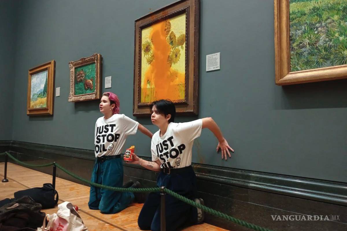 Dos integrantes de ‘Just Stop Oil’ lanzan sopa de tomate sobre ‘Los Girasoles’ de Van Gogh en la National Gallery