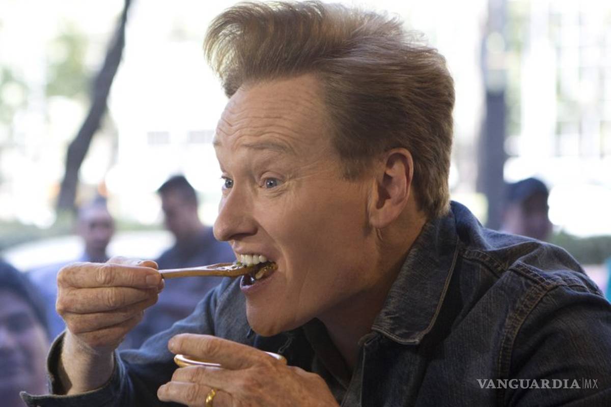 Conan O'Brien queda enchilado luego de probar salsa mexicana