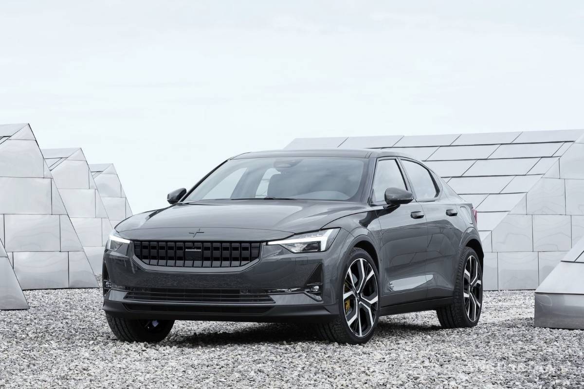 Llega el Polestar 2, un sedán fastback capaz de derrocar al Tesla Model 3