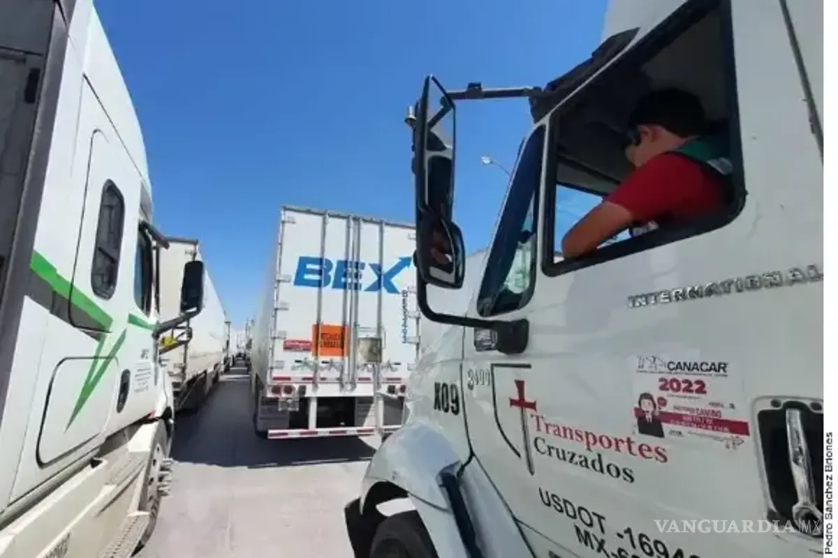 Por crisis de contaminación, urge a Nuevo León sacar tráileres provenientes de Saltillo