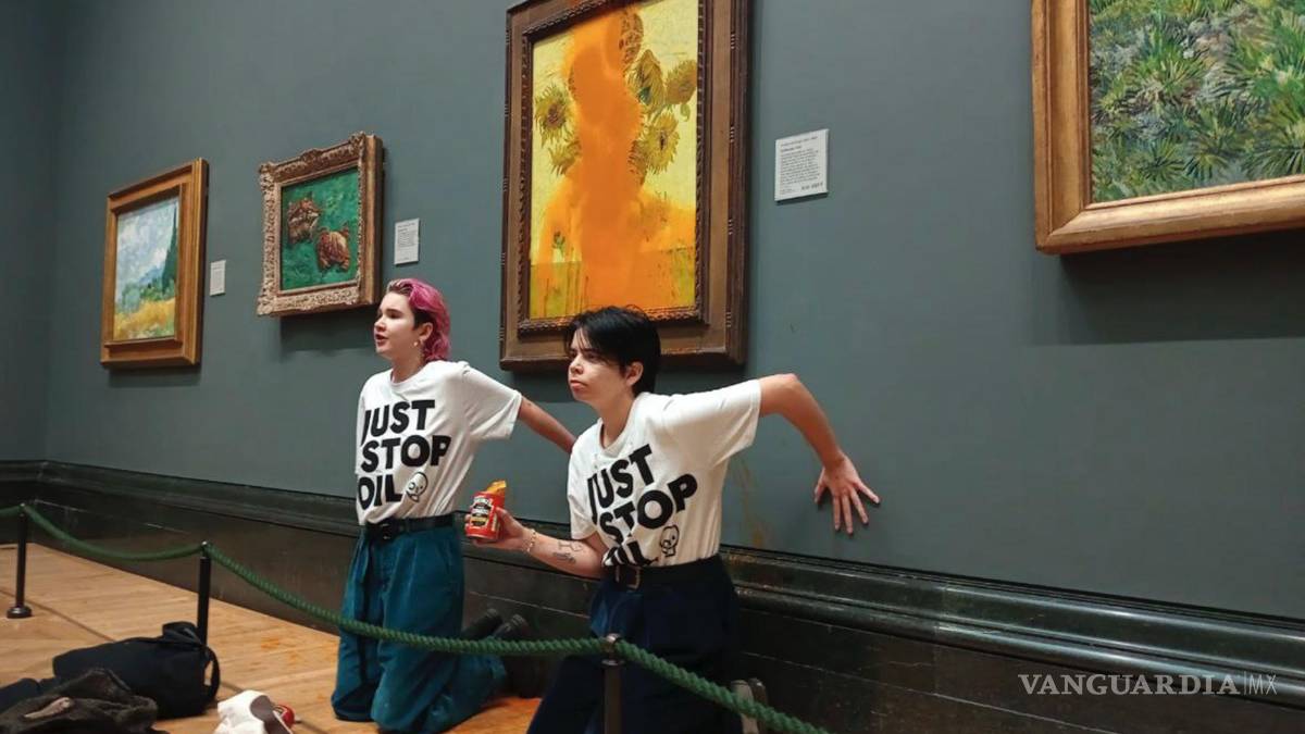 Dos integrantes de ‘Just Stop Oil’ lanzan sopa de tomate sobre ‘Los Girasoles’ de Van Gogh en la National Gallery