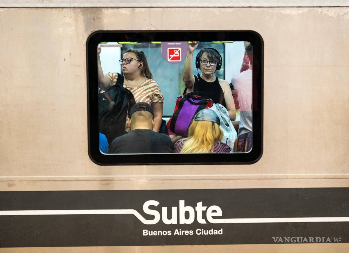 $!El gobierno argentino eliminó subsidios al transporte y energía y devaluó el peso a más de la mitad, de 400 a 800 pesos por dólar, como parte de las medidas de ajuste.