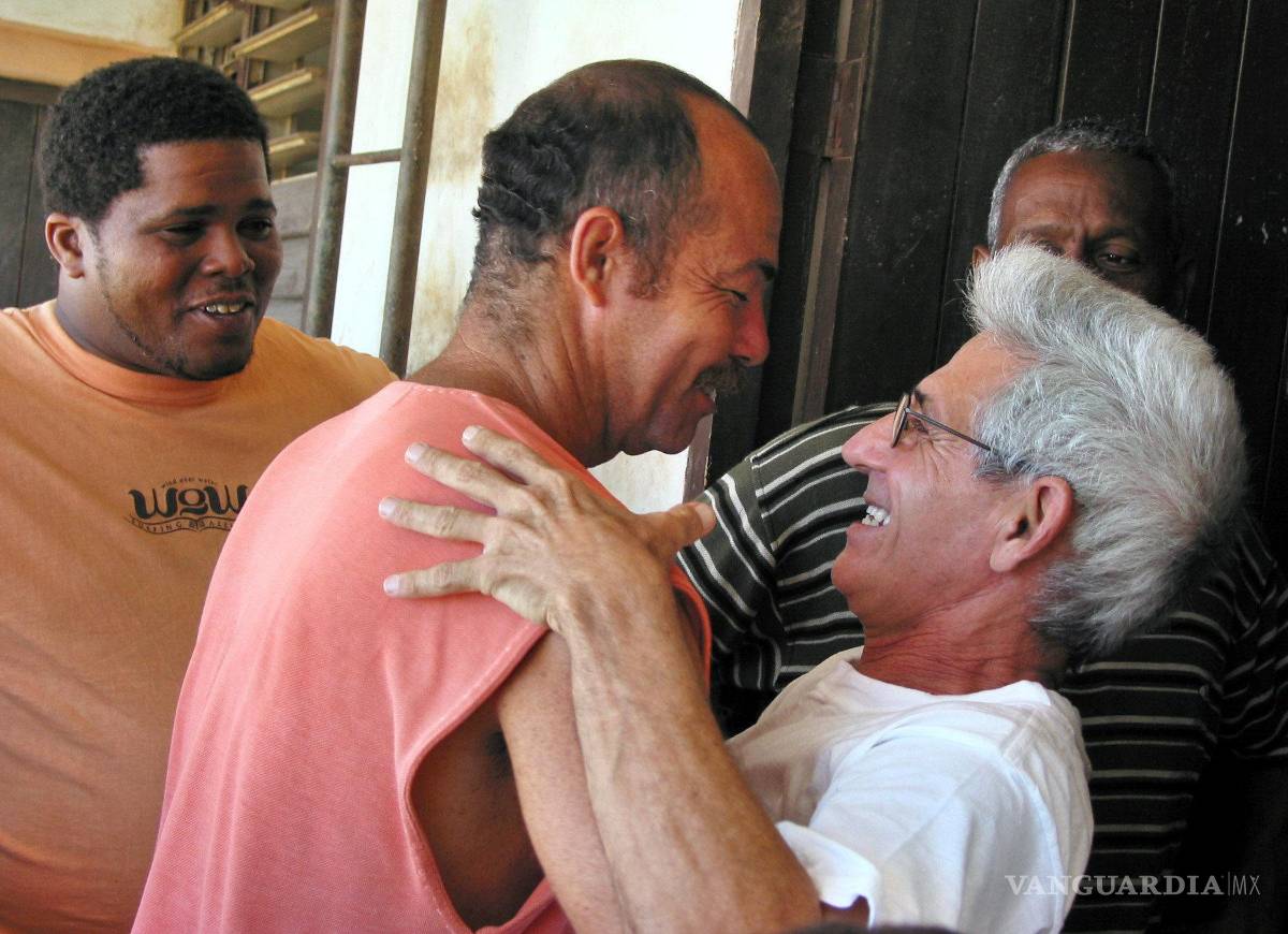 $!El abrazo es otra forma de saludo, más efusivo y utilizado entre personas que se conocen bastante o se celebran ocasiones especiales.