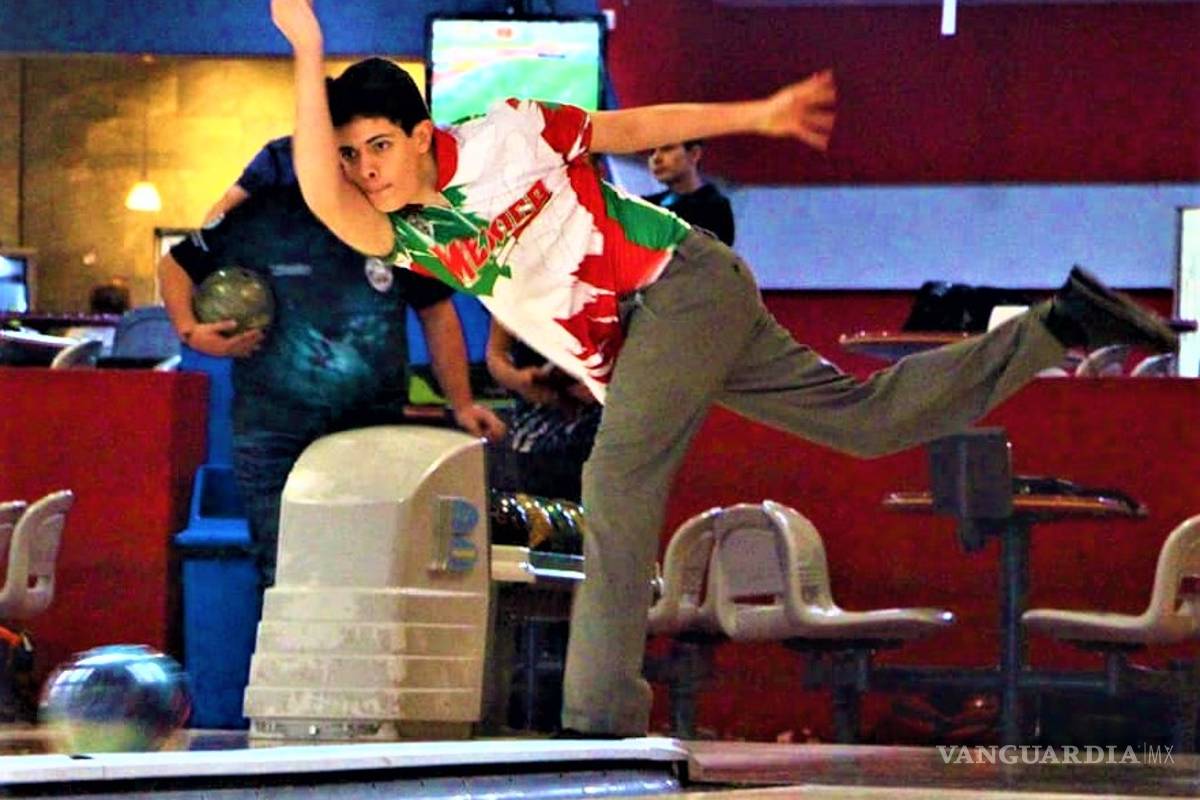 Equipo completo de Coahuila en boliche
