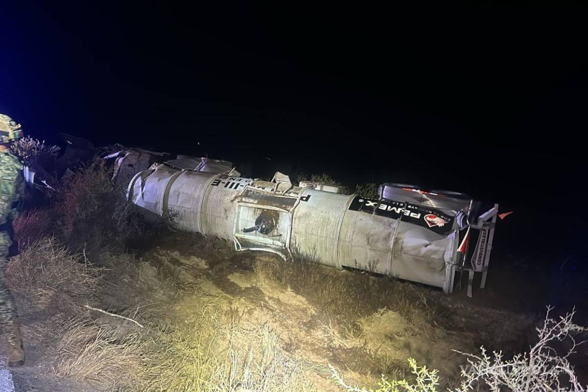 Piedras Negras: Vuelca pipa de Pemex con combustible, dormitó el chofer