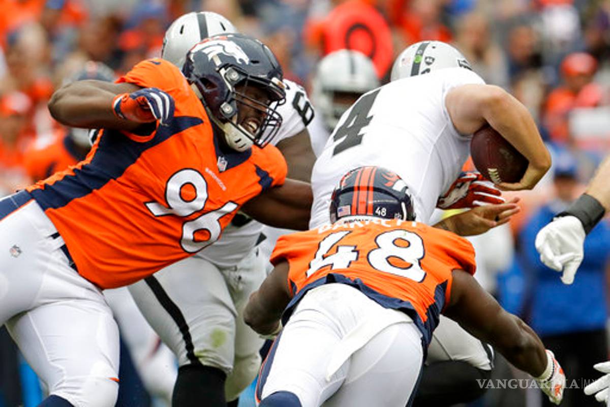 ¿Raiders en peligro? Derek Carr se volvió a lastimar