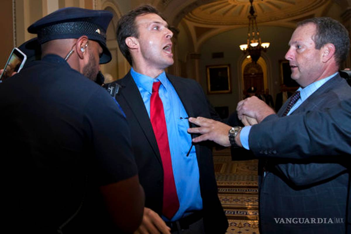 Detienen a un hombre por lanzar banderas rusas a Trump en el Congreso de EU