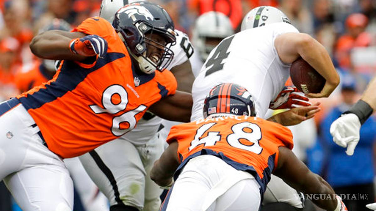 ¿Raiders en peligro? Derek Carr se volvió a lastimar