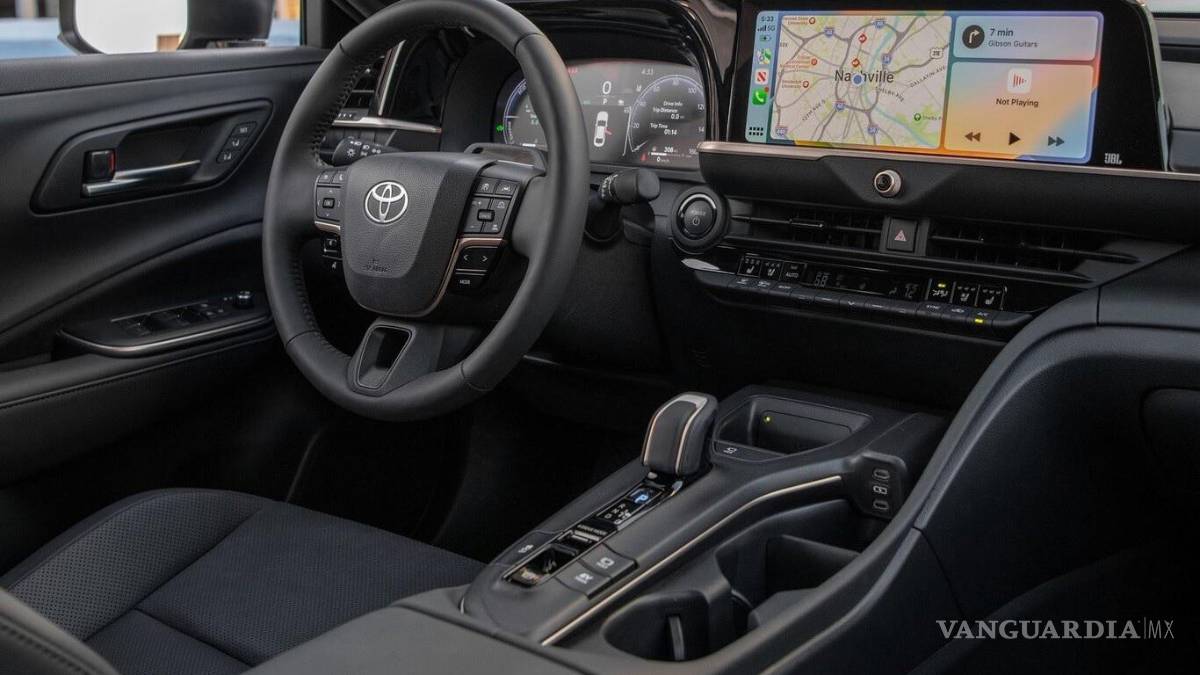 Toyota crown, el suv mezclado con sedán y de alma híbrida