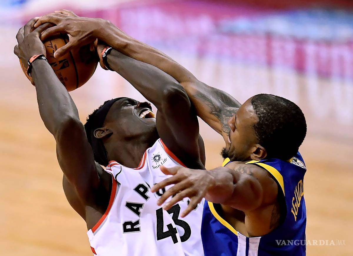 $!En un frenético cierre, Warriors gana a los Raptors y se llevan el segundo de la serie