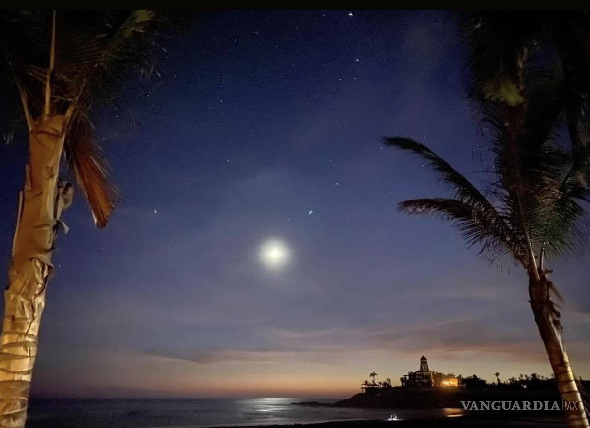 $!Con su abrazo cálido, la Madre Luna arropa al autor.