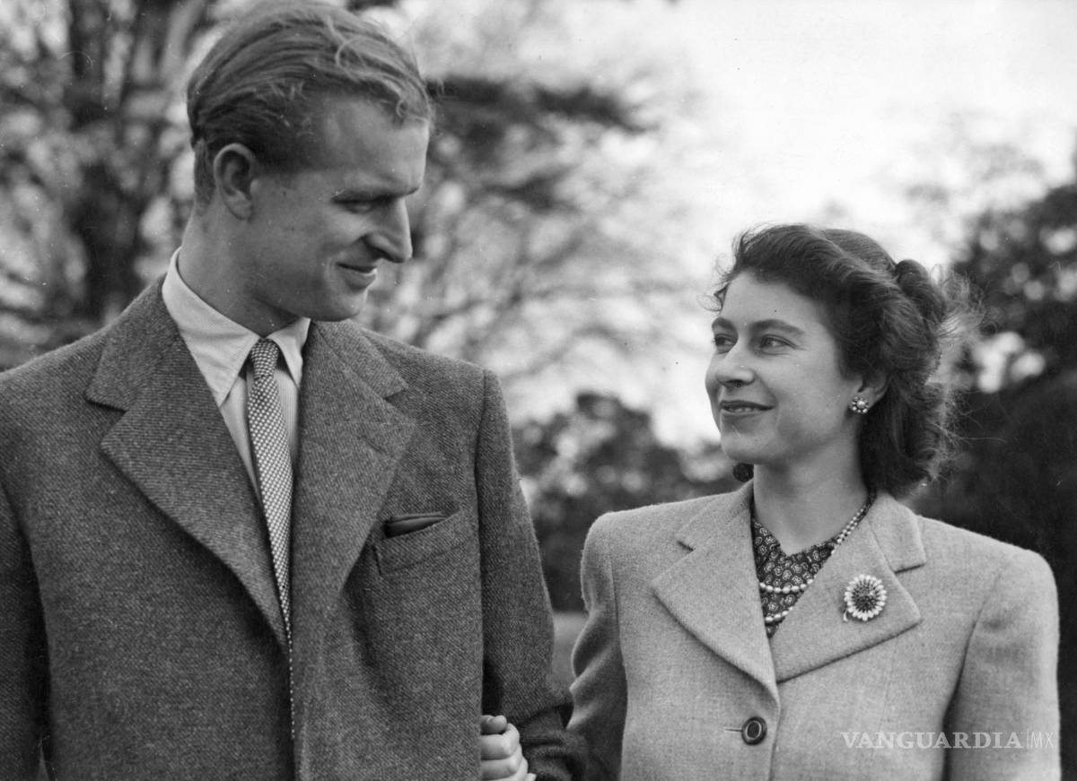 $!23 de noviembre de 1947, los recién casados, la princesa Isabel y el príncipe Felipe, en los terrenos de Broadlands, en Romsey, Inglaterra, durante su luna de miel.