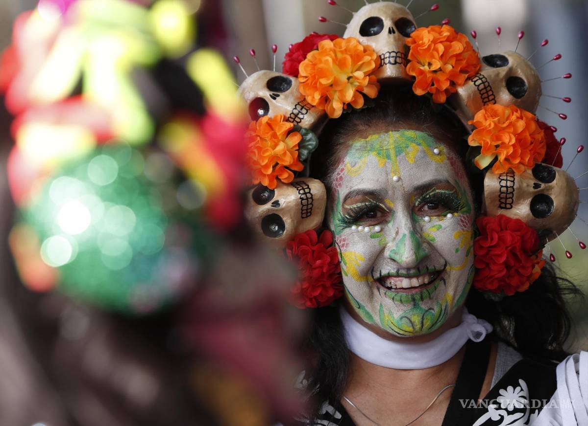 $!Mujeres participan en un desfile de catrinas en Ciudad de México (México).