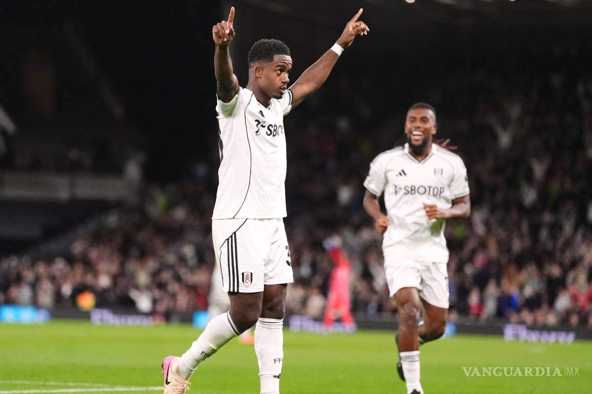 Fulham remonta y vence al Brentford con Raúl Jiménez en acción