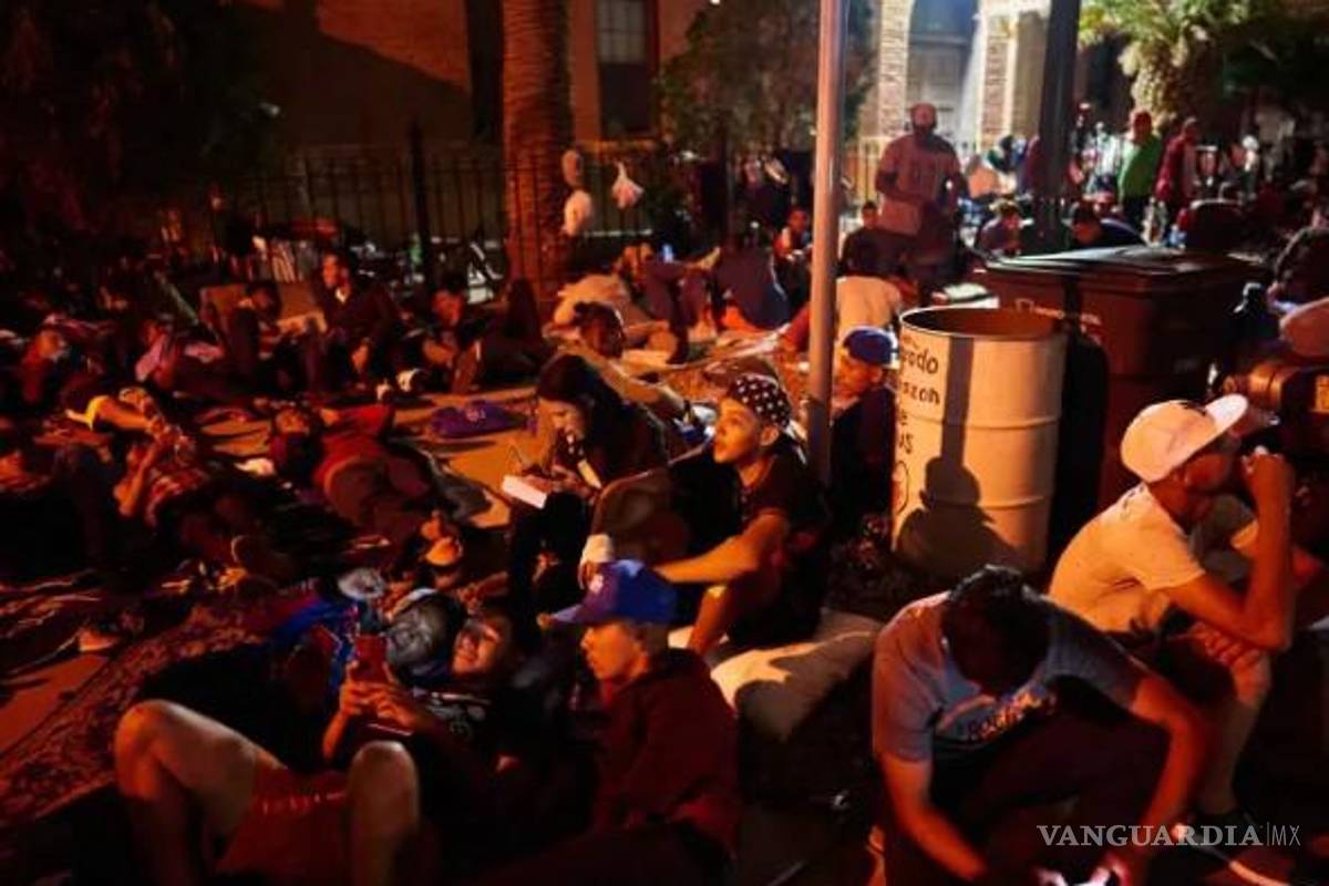 Cientos de migrantes acampan durante la noche en El Paso en medio del estado de emergencia