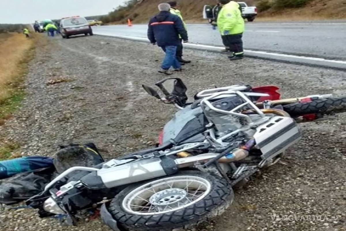 Fallece motociclista al estrellarse de frente contra camión de personal en Saltillo