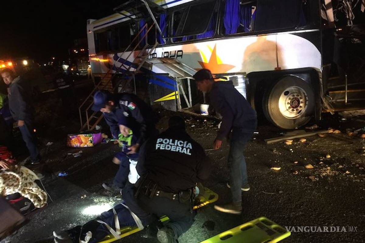 Choque entre un autobús y un camión de carga deja 11 muertos y 9 heridos en Chihuahua