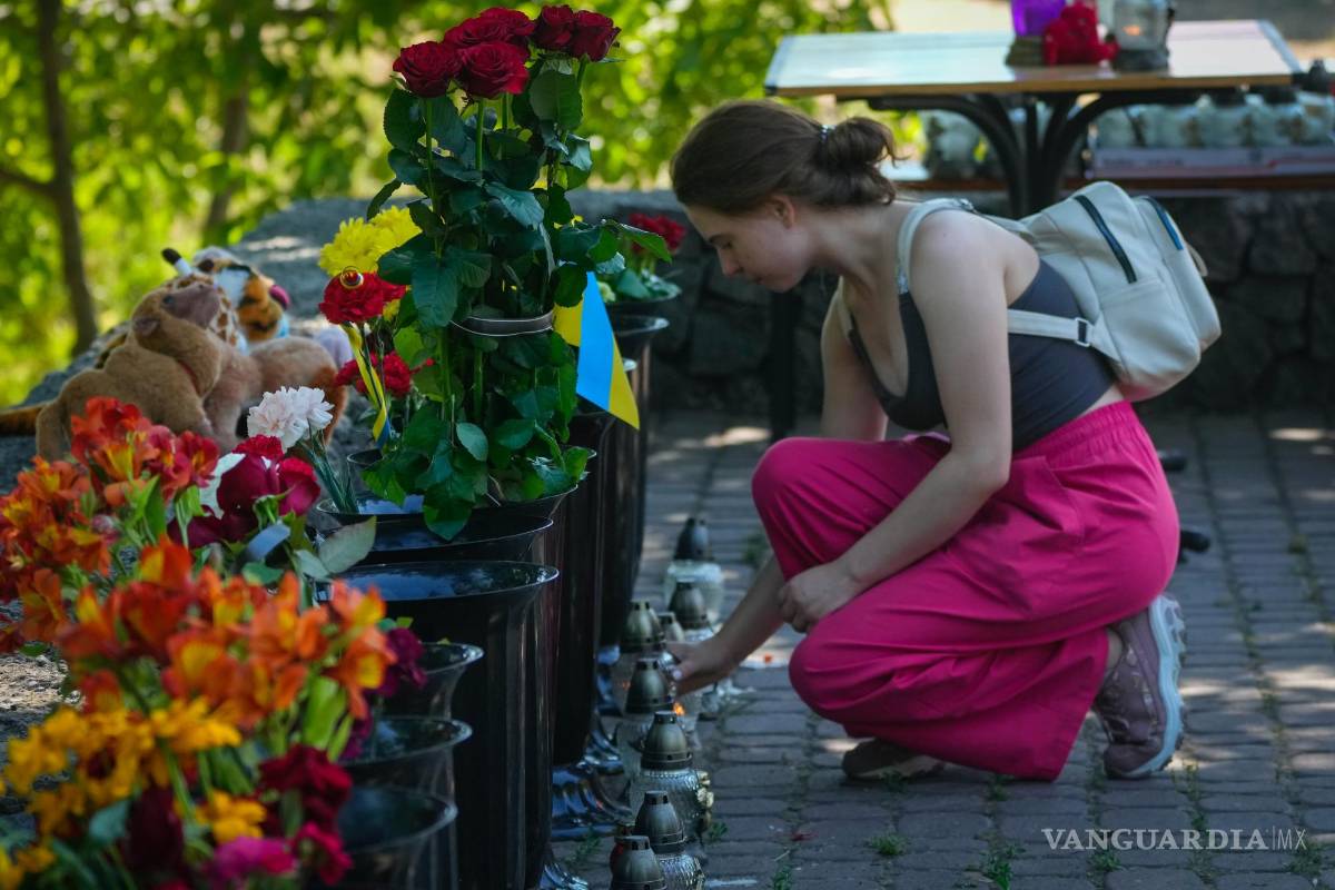 Rescatistas buscan víctimas en centro comercial ucraniano bombardeado por Rusia