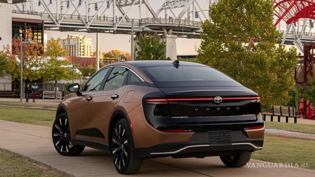 Toyota crown, el suv mezclado con sedán y de alma híbrida