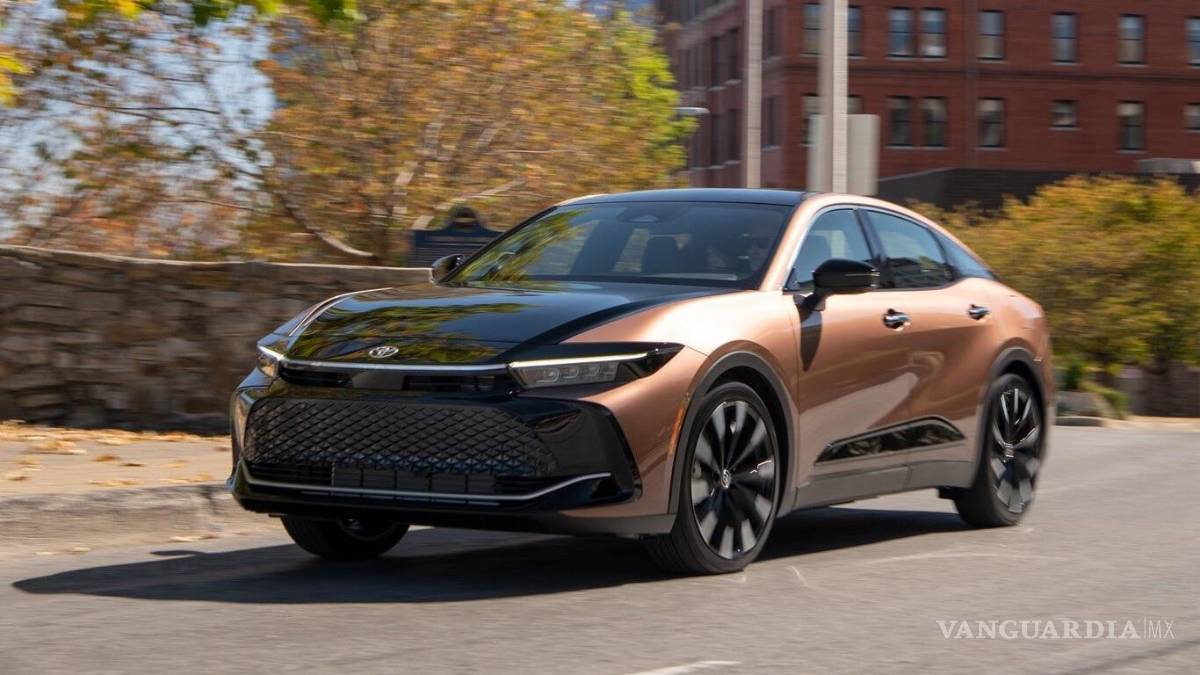 Toyota crown, el suv mezclado con sedán y de alma híbrida