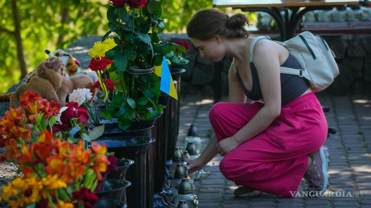 Rescatistas buscan víctimas en centro comercial ucraniano bombardeado por Rusia