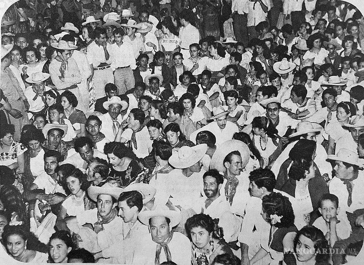 $!En alegre camaradería, saltillenses de todas las esferas sociales bailaban alegremente hasta la madrugada.