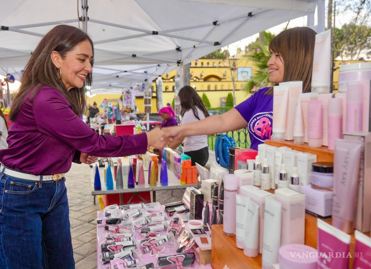 $!Mujeres emprendedoras aprovecharon para ofrecer sus productos.