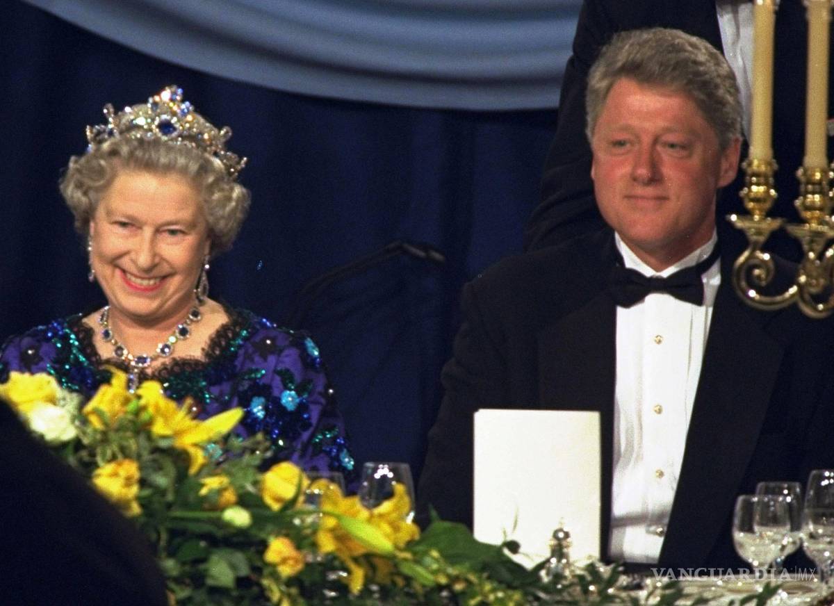 $!Imagen del sábado 4 de junio de 1994, la reina Isabel II junto al presidente de EU Bill Clinton en una cena en el Guildhall de Portsmouth, Inglaterra.