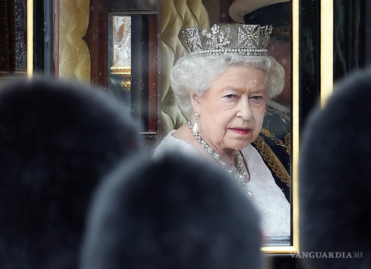 $!La Reina Isabel II de Gran Bretaña sale del Palacio de Buckingham para el discurso de la Reina en la Apertura del Parlamento en Londres el 18 de mayo de 2016.