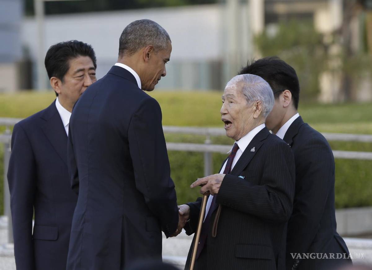 $!En esta foto de archivo del 27 de mayo de 2016, Sunao Tsuboi, derecha, sobreviviente del bombardeo atómico de Hiroshima, habla con el entonces presidente estadounidense Barack Obama, centro, acompañado por el primer ministro japonés Shinzo Abe en el Parque de la Paz en Hiroshima. AP/Carolyn Kaster