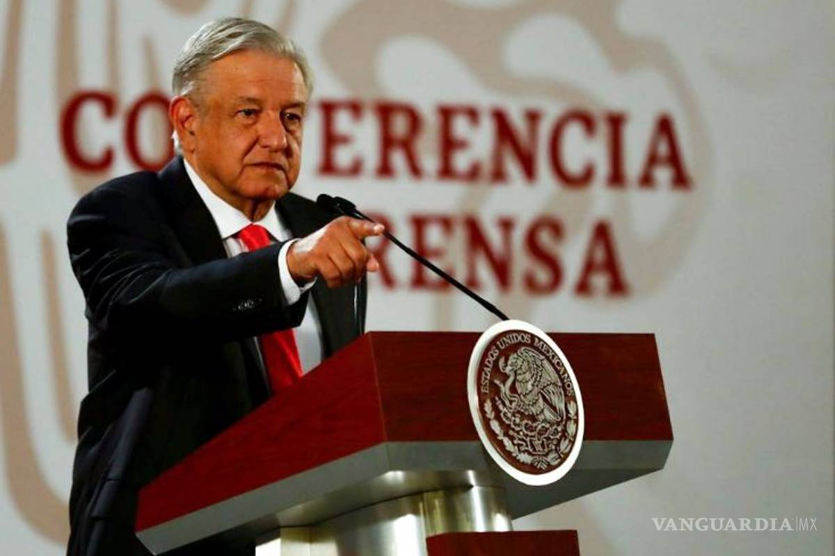 Pide AMLO que le cancelen contrato por 221 mdp a empresa de su compadre, para proveer papel de libros de texto