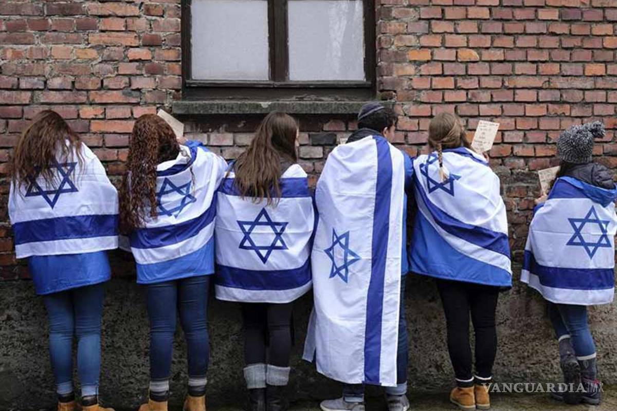 Miles de jóvenes recuerdan en Auschwitz a las víctimas del Holocausto