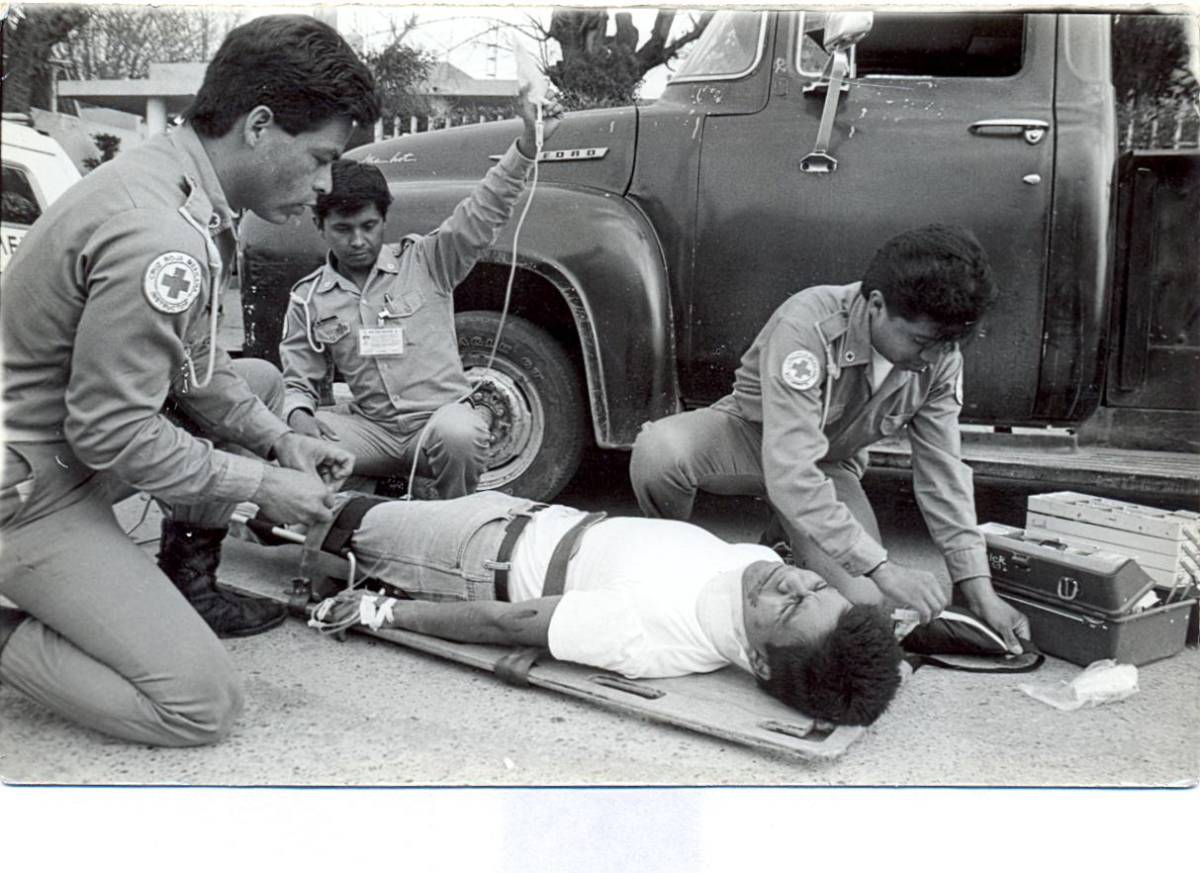 $!Antes de los equipos actuales hubo otras ambulancias, otros uniformes y las mismas manos alrededor de una persona herida. La atención prehospitalaria también se aprende acumulando experiencia.